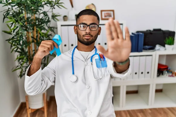 Genç Hintli Doktor Elinde Mavi Kurdele Elinde Dur Işareti Ile — Stok fotoğraf