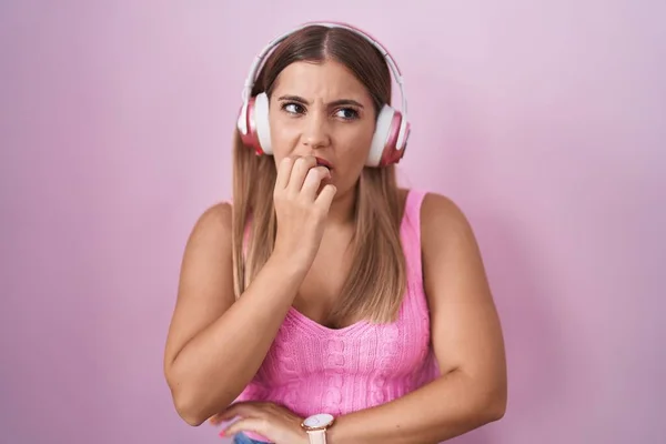 Mujer Rubia Joven Escuchando Música Usando Auriculares Que Parecen Estresados — Foto de Stock