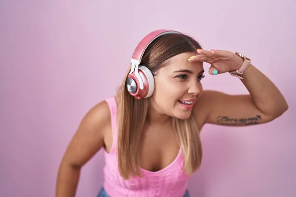 Mujer Rubia Joven Escuchando Música Usando Auriculares Muy Felices Sonriendo — Foto de Stock