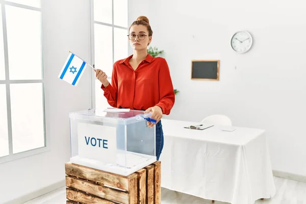 Mladá Brunetka Žena Hlasování Uvedení Obálky Hlasovací Urně Držení Izraelské — Stock fotografie