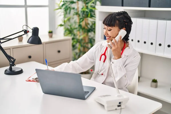 Νεαρή Γυναίκα Στολή Γιατρού Που Μιλάει Στο Τηλέφωνο Στην Κλινική — Φωτογραφία Αρχείου