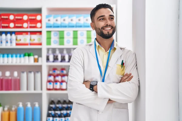 Jovem Árabe Homem Farmacêutico Sorrindo Confiante Com Braços Cruzados Gesto — Fotografia de Stock
