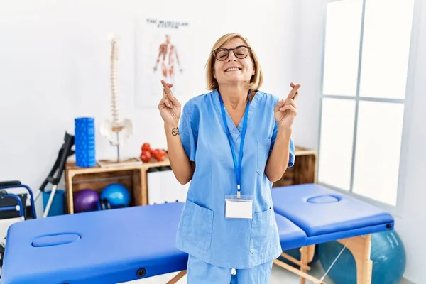 Mulher Loira Meia Idade Trabalhando Clínica Recuperação Dor Gesto Dedo — Fotografia de Stock