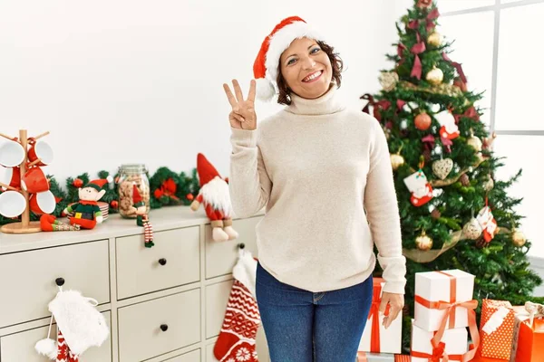 Moyen Age Femme Hispanique Debout Près Arbre Noël Montrant Pointant — Photo