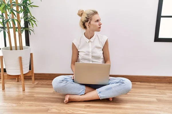 Mladá Blondýnka Pomocí Počítače Notebook Sedí Podlaze Obývacím Pokoji Hledá — Stock fotografie