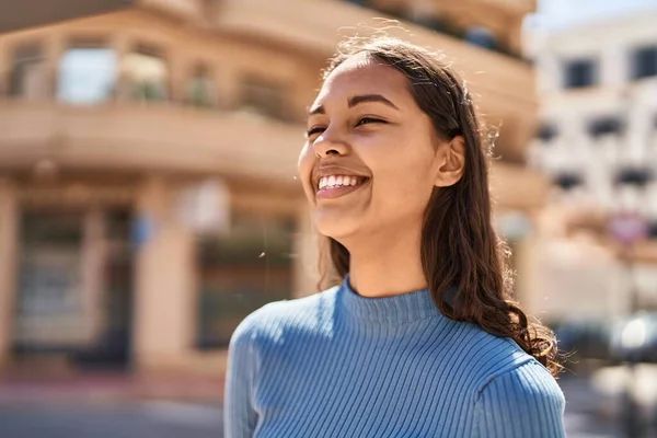 Junge Afroamerikanerin Lächelt Selbstbewusst Auf Der Straße — Stockfoto