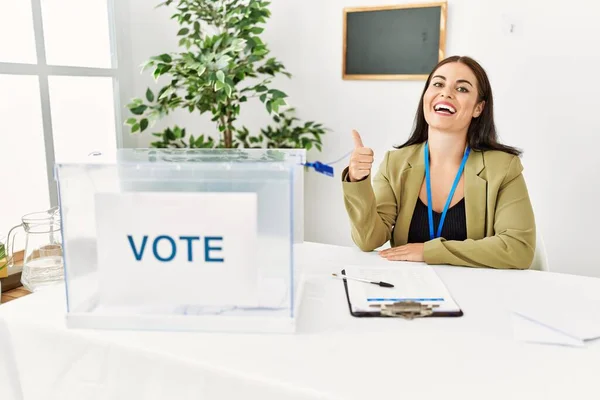 Jonge Brunette Vrouw Zit Aan Verkiezingstafel Met Stemrecht Doet Vrolijke — Stockfoto