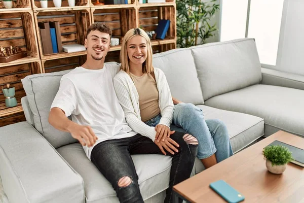 Jong Kaukasisch Paar Glimlachen Gelukkig Knuffelen Zitten Bank Thuis — Stockfoto