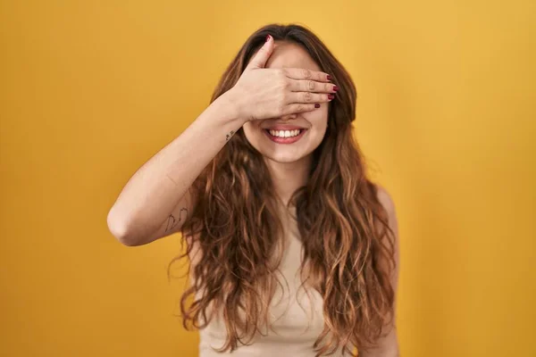 Young Hispanic Woman Standing Yellow Background Smiling Laughing Hand Face — Stock Photo, Image