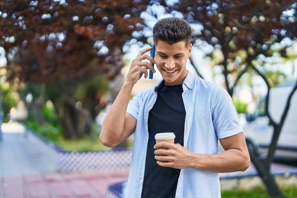 Joven Hispano Hablando Smartphone Tomando Café Parque — Foto de Stock