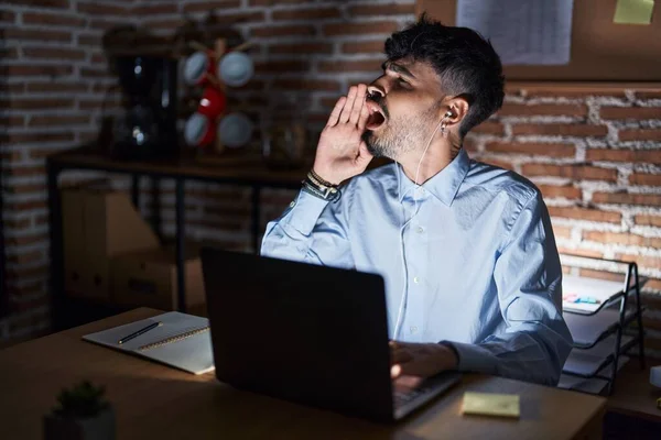 Young Hispanic Man Beard Working Office Night Shouting Screaming Loud — Fotografia de Stock