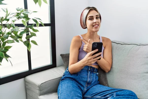 Joven Hermosa Mujer Usando Mensaje Escritura Teléfonos Inteligentes Sentado Sofá — Foto de Stock