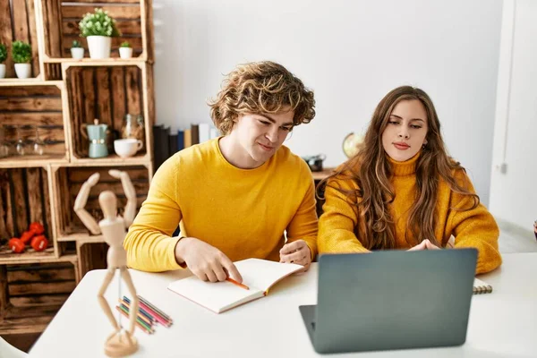 Jong Kaukasisch Paar Glimlachen Zelfverzekerd Met Online Kunst Klasse Thuis — Stockfoto