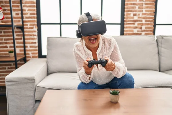 Mulher Meia Idade Jogando Videogame Casa — Fotografia de Stock