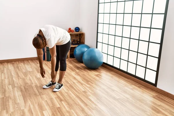 Senior Afrikansk Amerikansk Kvinna Sträcker Sig Sportcenter — Stockfoto