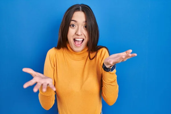 Young Brunette Woman Standing Blue Background Celebrating Crazy Amazed Success — Stock fotografie