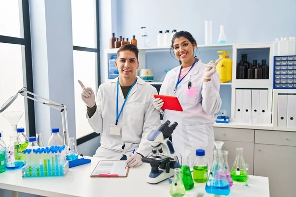 Jeunes Médecins Travaillant Laboratoire Scientifique Souriant Heureux Pointant Avec Main — Photo