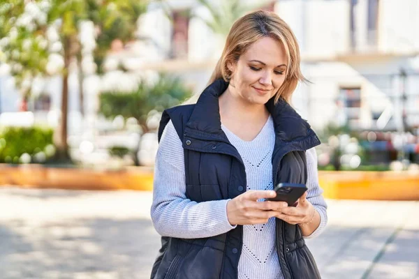 Ung Blond Kvinna Ler Säker Med Hjälp Smartphone Parken — Stockfoto