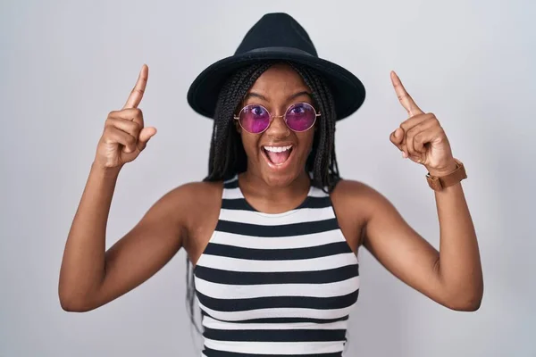 Joven Afroamericano Con Trenzas Con Sombrero Gafas Sol Sonriendo Asombrado —  Fotos de Stock