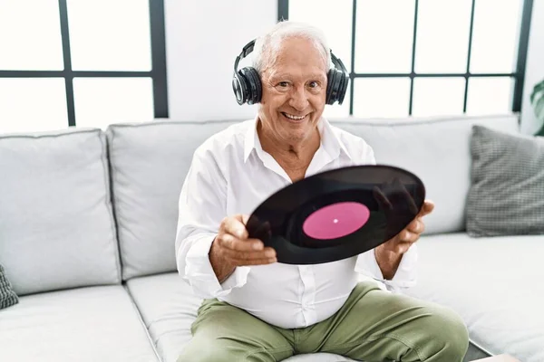 Hombre Mayor Escuchando Música Sosteniendo Disco Vinilo Casa —  Fotos de Stock