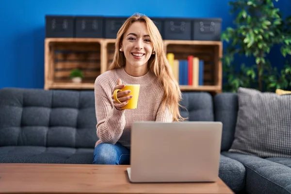 Jovem Mulher Usando Laptop Beber Café Sentado Sofá Casa — Fotografia de Stock