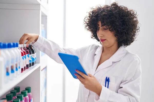 Young Middle East Woman Pharmacist Using Touchpad Holding Syrup Bottle — Foto Stock