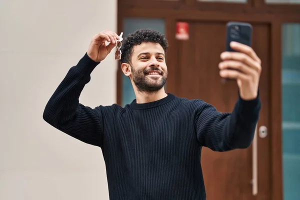 Jeune Homme Arabe Ayant Clé Tenue Appel Vidéo Nouvelle Maison — Photo