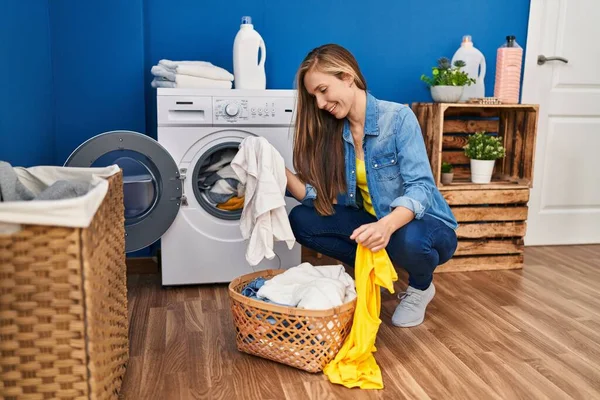 Jovem Loira Sorrindo Roupas Lavagem Confiantes Lavanderia — Fotografia de Stock