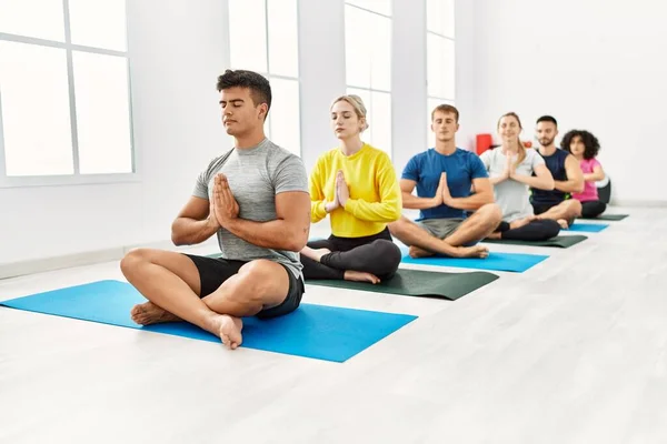 Groep Jongeren Geconcentreerde Training Yoga Sportcentrum — Stockfoto