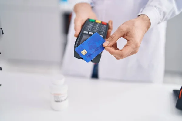 Homem Jovem Caucasiano Farmacêutico Usando Telefone Dados Cartão Crédito Farmácia — Fotografia de Stock