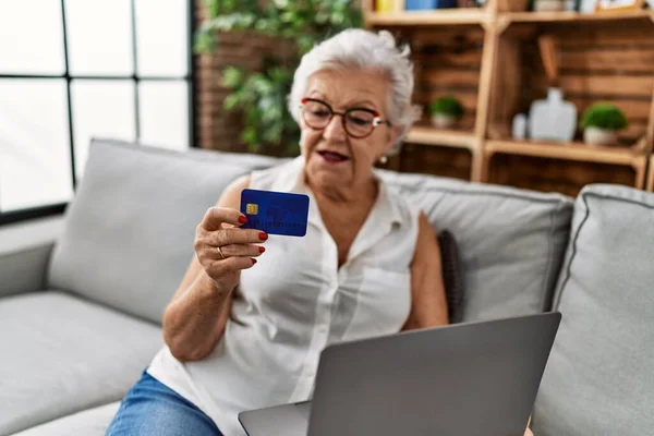 Senior Gråhårig Kvinna Som Använder Laptop Och Kreditkort Sitter Soffan — Stockfoto