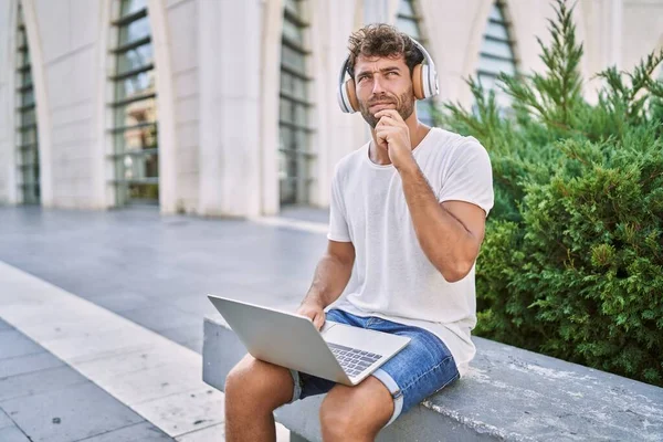 Junger Hispanischer Mann Mit Kopfhörer Und Laptop Auf Der Straße — Stockfoto