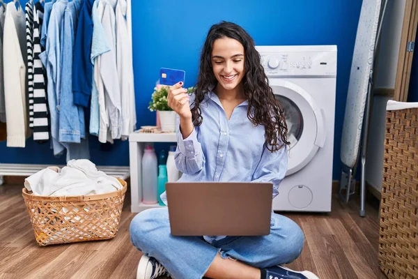 Ung Latinamerikansk Kvinna Använder Laptop Och Kreditkort Väntar Tvättmaskin Tvättstuga — Stockfoto