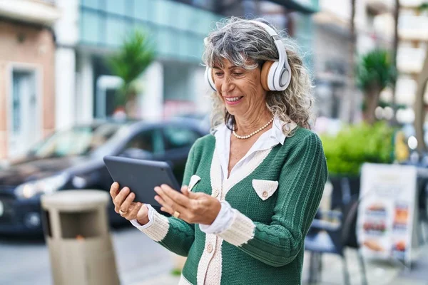 Mujer Mediana Edad Sonriendo Confiado Viendo Video Touchpad Calle —  Fotos de Stock