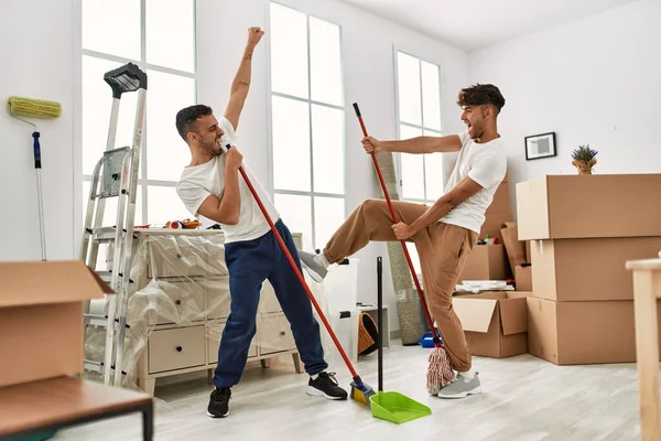 Δύο Ισπανοί Άντρες Ζευγάρωσαν Καθαρίζοντας Και Χορεύοντας Στο Νέο Σπίτι — Φωτογραφία Αρχείου
