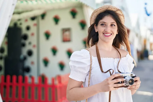 Junge Hispanische Touristin Lächelt Selbstbewusst Mit Kamera Auf Straße — Stockfoto