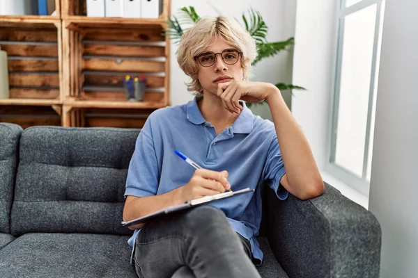 Junger Blonder Mann Schreibt Dokument Das Psychologischer Klinik Spricht — Stockfoto
