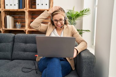 Online randevuda çalışan genç sarışın kadın, gergin ve hayal kırıklığına uğramış, şaşırmış ve kızgın yüzlü. 