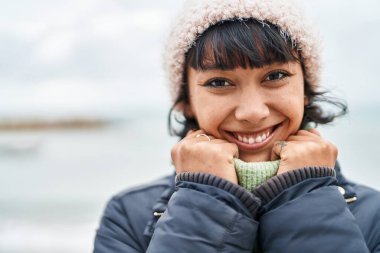 Genç, güzel, İspanyol bir kadın, gülümsüyor.