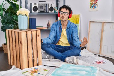 Genç İspanyol sanatçı sanat stüdyosunda yoga yapıyor.