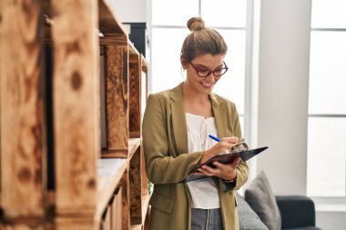 Genç sarışın kadın psikolog, psikoloji merkezinde duruyor.