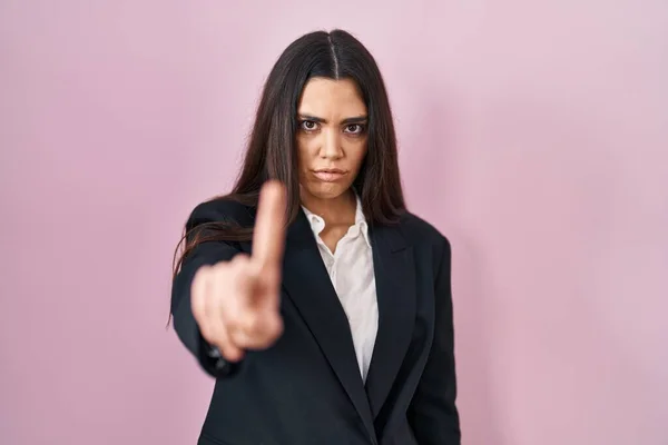 Mujer Morena Joven Con Estilo Negocios Sobre Fondo Rosa Apuntando — Foto de Stock