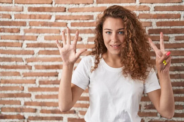 Junge Kaukasische Frau Die Vor Backsteinmauern Steht Und Mit Finger — Stockfoto