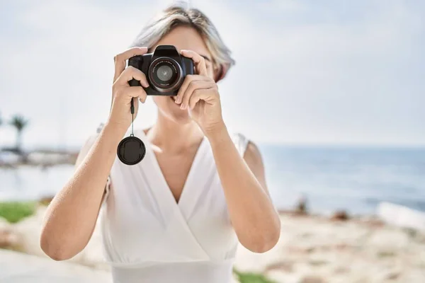 Giovane Ragazza Caucasica Sorridente Felice Con Fotocamera Professionale Spiaggia — Foto Stock