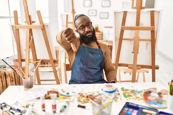 Sanat Stüdyosundaki Afrikalı Amerikalı Sanatçı Mutsuz Kızgın Görünüyor Reddedilmiş Olumsuz — Stok fotoğraf