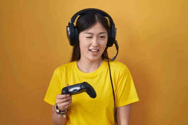 Chinesische Junge Frau Spielt Videospiel Mit Controller Zwinkernd Die Kamera — Stockfoto