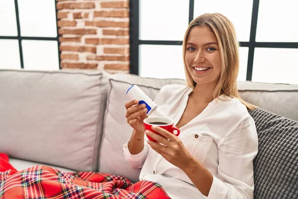 Young Hispanic Woman Drinking Coffee Pouring Saccharin Home — Stockfoto