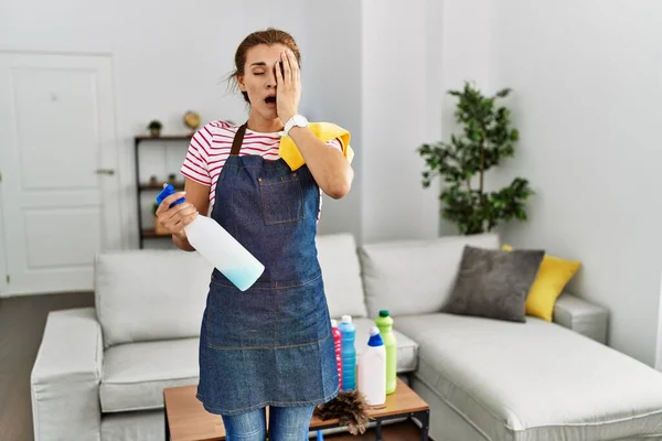 Önlük Takan Esmer Bir Kadın Evde Temizlik Ürünleri Tutuyor Yarı — Stok fotoğraf