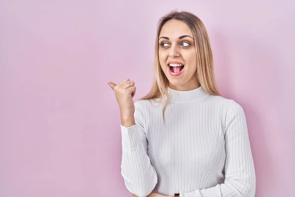 Young Blonde Woman Wearing White Sweater Pink Background Smiling Happy — Stock Photo, Image