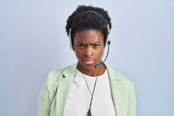 Afroamerikanerin Mit Callcenter Agenten Headset Skeptisch Und Nervös Und Runzelt — Stockfoto
